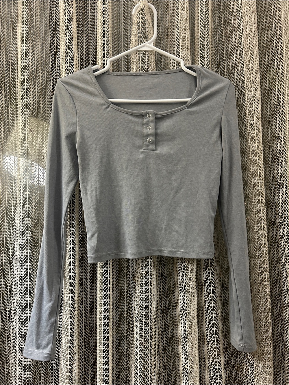 Women’s Long-Sleeve Grey Henley Crop Top